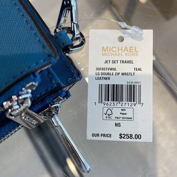 MICHAEL KORS
Jet Set Large Leather Smartphone Wristlet Wallet
Teal
NWT - Picture 14 of 16